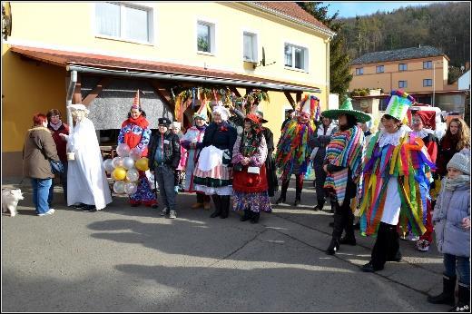 Masopust svou účastí podpořil i pan starosta s rodinou a místostarosta Městyse Peruc, který maskám předal