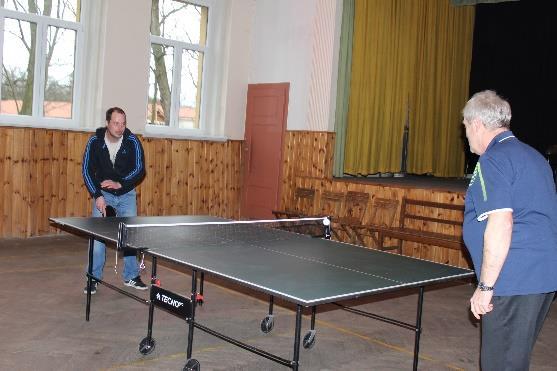 Soutěží si na závěr pochutnali na grilované kýtě. 13