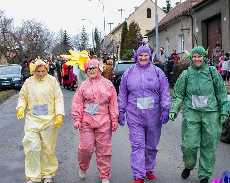 pohostily jídlem i pitím masopustní průvod, ale