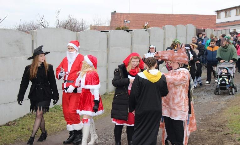Poustevník, Slepice, Drak, Lesní víla, Květina, Mimoň, Pirátka a průvod zakončoval