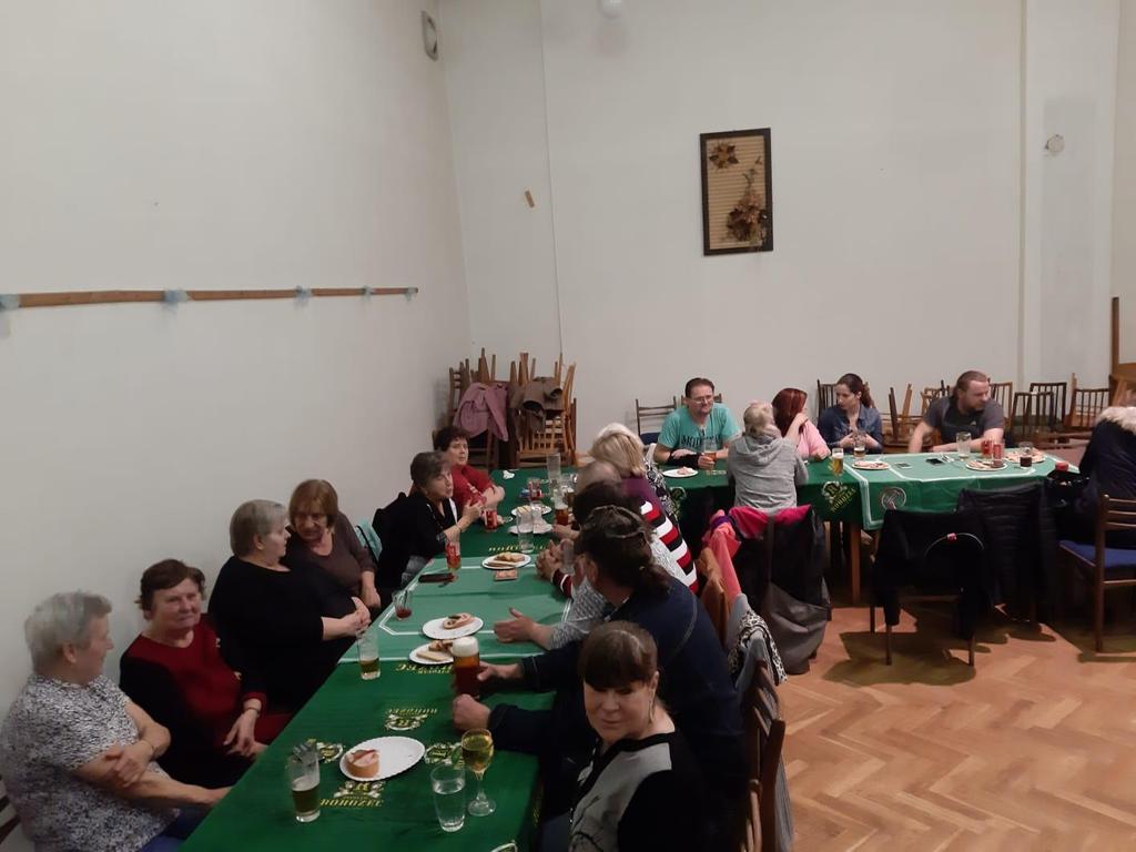klávesy pan Hora, byla možnost poslechu, tance i zpěvu.