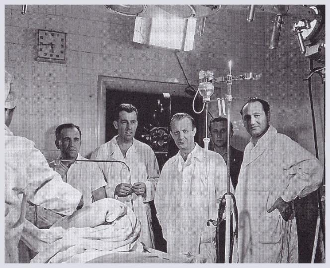 ale budoucího kameramana lákalo kino, fotografie a dokonce si s kamarádem postavili projektor. Často pomáhal promítačům v pražských kinech.
