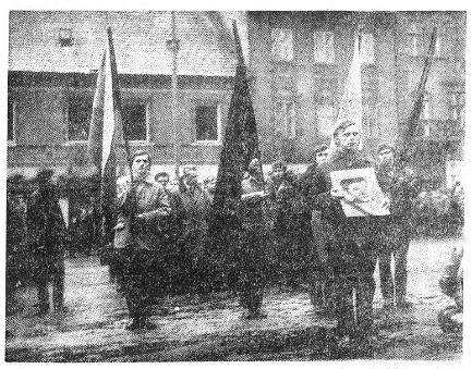 Přesto v nás zůstávala jiskřička naděje a víry ve spravedlnost světa a v nadšení Čechoslováků z roku 1968. A na naší škole myšlenky Jara 1968 přetrvávaly ve studentech i v profesorském sboru.