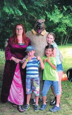 V odpoledním horku se poté dûti je tû zchladily v hasiãské pûnû, kterou pfiipravili hasiãi z Chotimûfie.