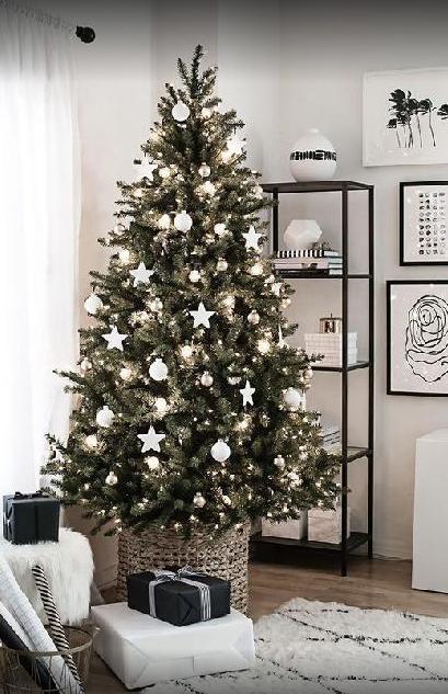 přemýšlet, aby bylo na první pohled vidět, jaký je při výzdobě záměr. Letos je při výrobě adventních věnců a jiných ozdob velice oblíbený materiál dřevo a sklo. Plasty už tolik neletí.