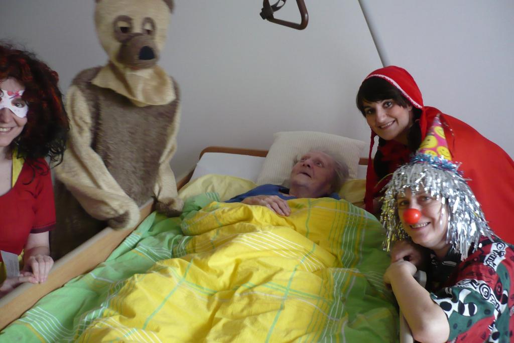 I když náš masopustní průvod nebyl velký, mnohé z nich potěšil. A před třetí hodinou už se začali scházet lidé ve vyzdobené jídelně, aby si zabrali nejlepší místa.