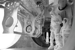 Caltech/MIT/LIGO Lab LIGO Hanford, Washington pohled na laserovou halu a vakuové hospodářství Instalace technických vylepšení projektu Advanced LIGO o délce ramen 4 km schválila NSF v roce 1990 s