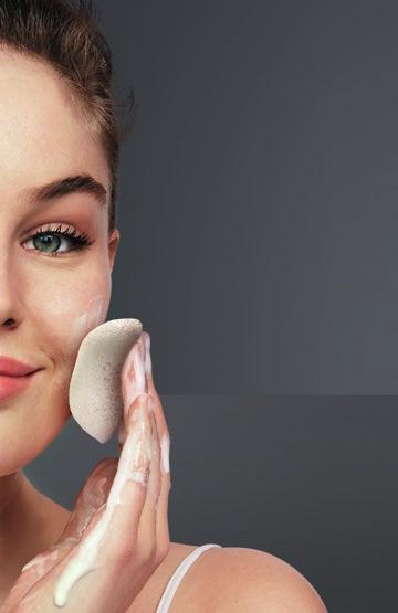 JEMNÁ HOUBA NA ČIŠTĚNÍ A PEELING Dodejte každodennímu čištění pleti nový rozměr a vyzkoušejte konjakovou mycí houbu, legendární tajemství krásy z Asie.