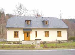Dveře vč. zárubní značky Sapelli. Pozemek 1.000 m 2 bude oset trávou.