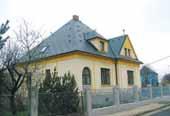 V přízemí prostorná restaurace, kuchyně, skladovací prostory. V 2.NP kancelářské prostory a byt 1+1.