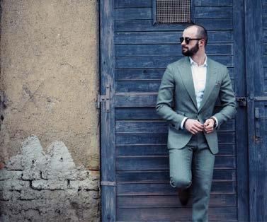Styl Oblek je tedy jasný. A jak je to s košilí? Nesmrtelným doplňkem bude vždy perfektně vyžehlená a skvěle padnoucí bílá košile. Je nejsnáze kombinovatelná a nemusíte nikdy přemýšlet, jestli se hodí.