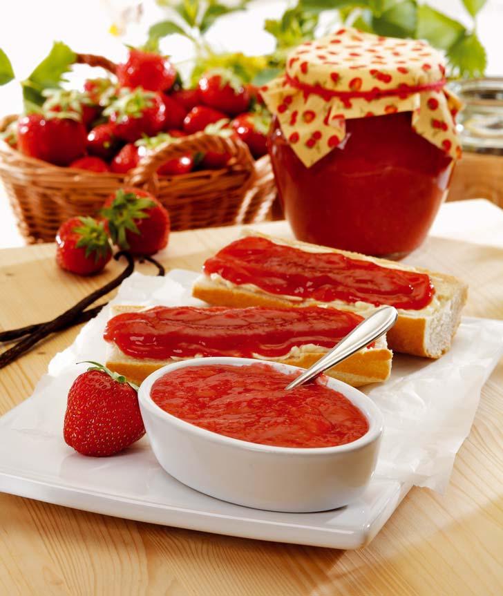 Omyté jahody (700 g) pomocí ponorného mixéru rozmixujeme a vloïíme spoleãnû se 300 g nakrájen ch jahod do vût ího hrnce. Obsah balíãku Gelfix Extra smícháme se dvûma lïícemi cukru a pfiidáme k ovoci.