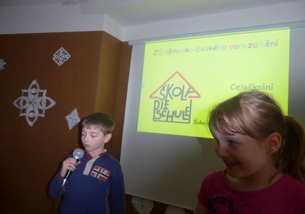 CELOŠKOLNÍ MEETING Začátkem února jsme se sešli v hale školy na celoškolním meetingu. Každá třída si vybrala jeden nejzajímavější projekt nebo mimoškolní akci, kterou ostatním dětem odprezentovala.