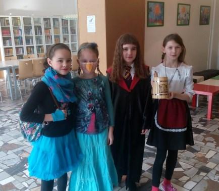 slavil karneval ve škole.