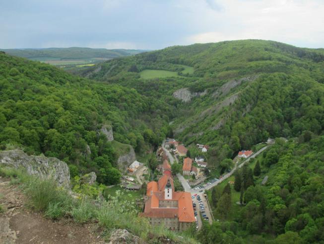 Značené stezky provedou návštevníky lomem a informační tabule vysvětlí, jak probíhala vlastní těžba a doprava vápence.