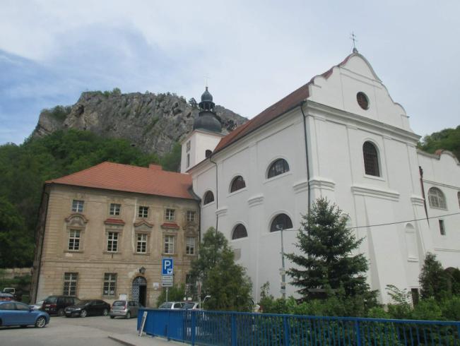 Svezete se též důlním vláčkem. [5] Svatojánská skalní stěna Impozantní skalní stěna sahá do výšky 210 metrů, nad okolní terén.