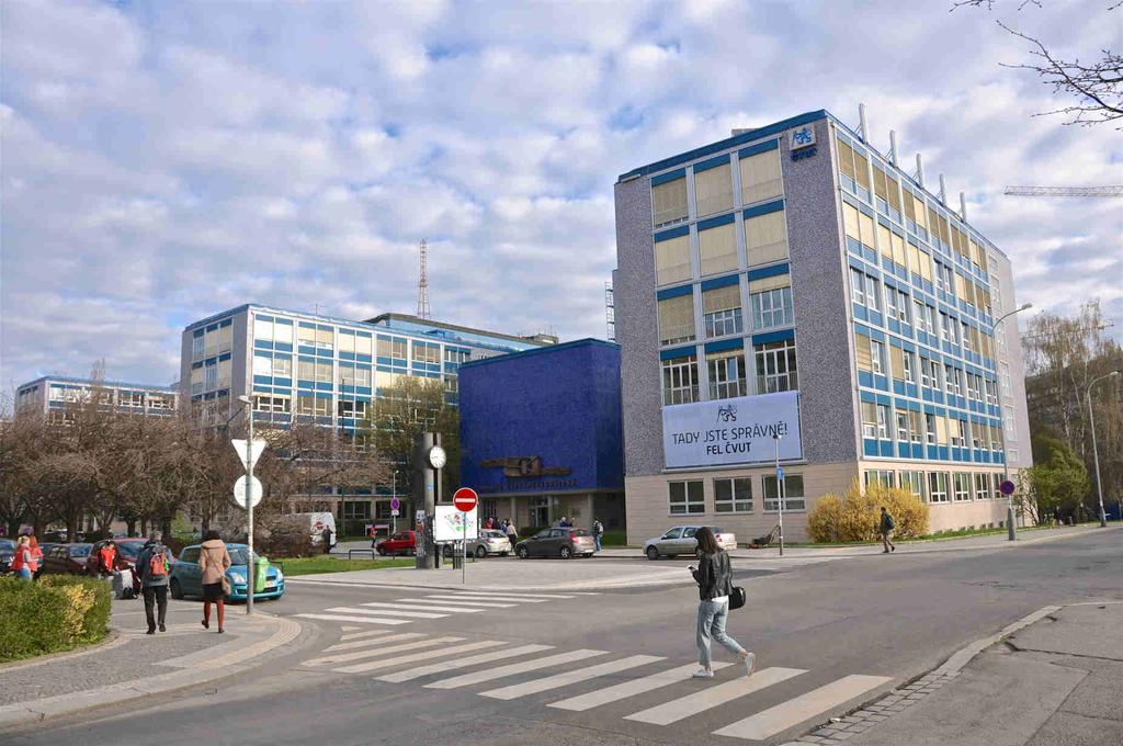 Systém masívní MIMO na trase DL cylindrical antenna arrays 100 1000 elementary antennas BS UT Na trase UL vysílá uživatelský terminál UT, vybavený většinou jedinou anténou s velmi malou směrovostí,