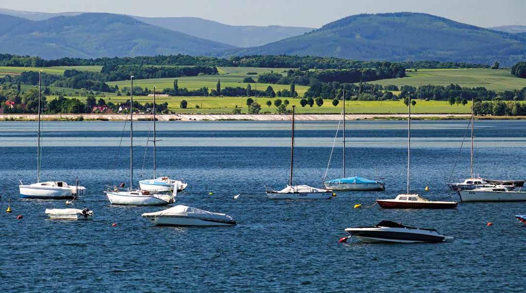 Województwo opolskie 66 Niské jezero Severovýchodní břeh Niského jezera je písčitý a jsou zde rozlehlé pláže. Jsou zde také rekreační střediska s ubytovacími kapacitami a přístavišti.