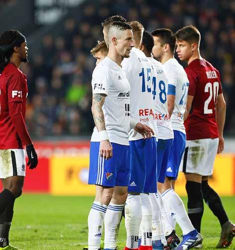 Na vedoucí branku Součka odpověděli hosté po přestávce Plavši- 6. Liberec 28 10 9 9 29:24 39 čem. V jedné z hlavních rolí účinkoval sudí 7.