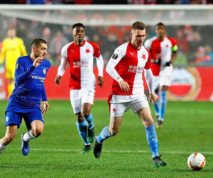 40 EVROPSKÉ POHÁRY EVROPSKÉ POHÁRY 41 Statečná Slavia těsně padla ZÁKLADNÍ SESTAVA SLAVIE, KTERÁ VYBĚHLA DO UTKÁNÍ S CHELSEA. SMĚREM K BRÁNĚ SOUPEŘE SI TO S BALONEM ZAMÍŘIL JAROMÍR ZMRHAL.