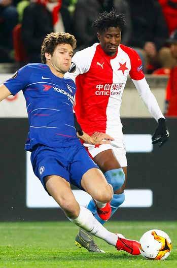 OBRÁNCE CHELSEA MARCOS ALONSO STŘÍLÍ V 86. MINUTĚ PŘESNOU HLAVOU JEDINÝ GÓL ZÁPASU. KANONÝR BLUES OLIVIER GIROUD SE V EDENU NEPROSADIL.