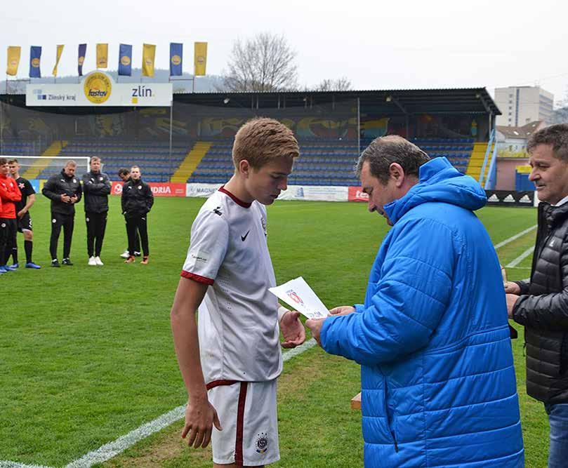 64 AKTUÁLNĚ AKTUÁLNĚ 65 MEMORIÁL VLASTISLAVA MAREČKA Finále U16 vyhrála Slavia Z VÝHRY NA MEMORIÁLU VLASTISLAVA MAREČKA SE RADOVALI MLADÍ SLÁVISTÉ. CENU ZA DRUHÉ MÍSTO PŘEVZALI SPARŤANÉ.