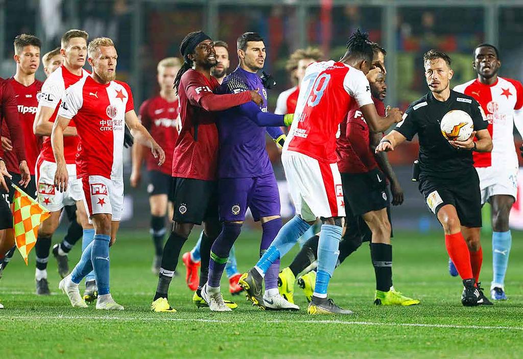Až dosud byla další barevnou variantou modrá trička. Nejen video zvedlo emoce PO SKONČENÍ ZÁPASU VYVOLALO NESPORTOVNÍ CHOVÁNÍ SPARŤANA GUÉLORA KANGY MÁLEM HROMADNOU POTYČKU.