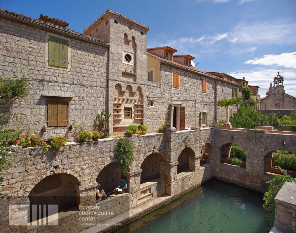 STARI GRAD (UNESCO) staré rybářské městečko, přístav a