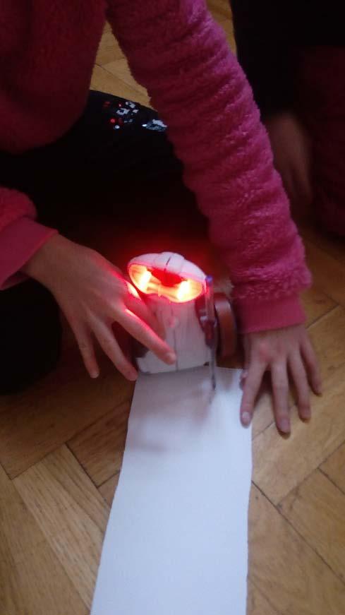 Učí roboty kreslit a jezdit přes