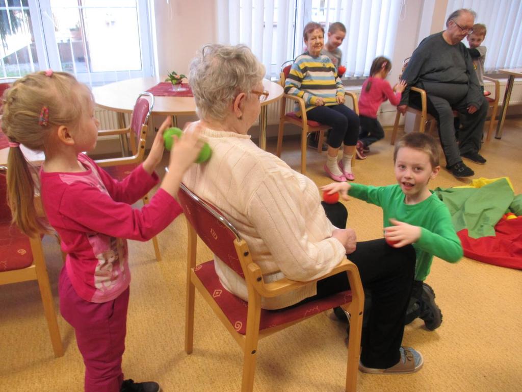 Při návštěvách seniorcentra se učí děti se seniory nenásilně komunikovat, například při společném cvičení.