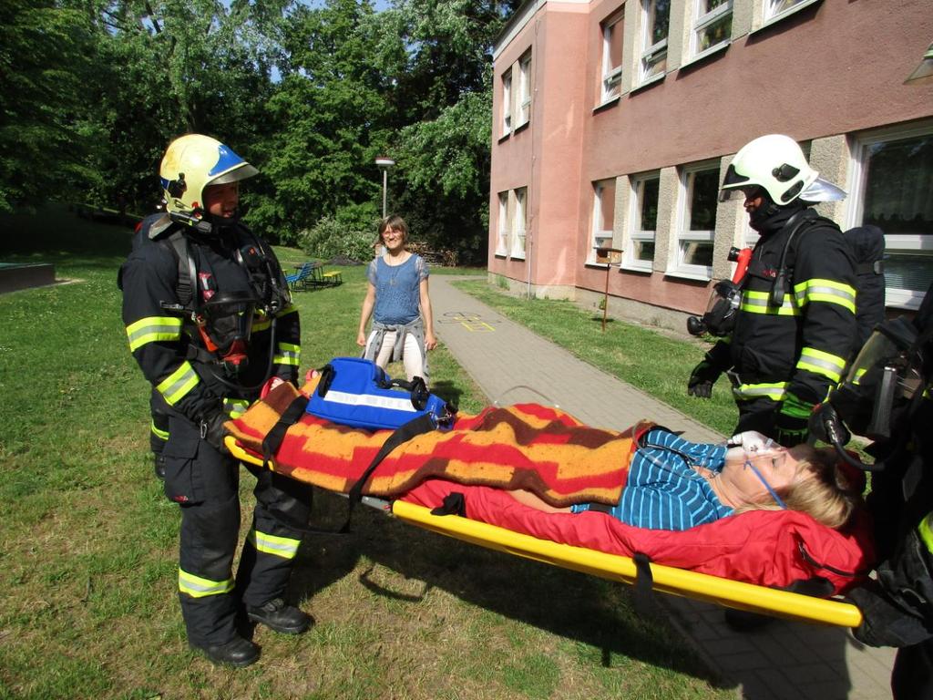 Při taktickém cvičení hasiči také zachránili několik dětí s paní učitelkou, kteří se nadýchali kouře.