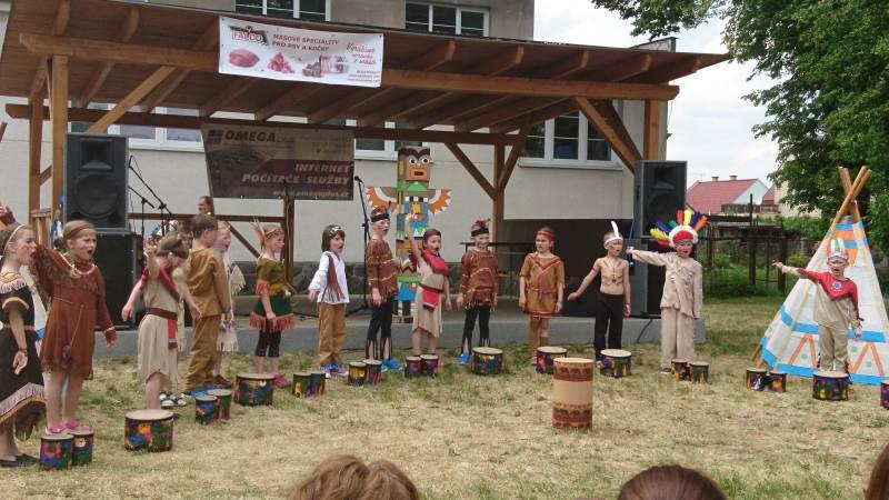 Indiánským vystoupením děti udělaly radost také návštěvníkům květnového Festiválku na klíček ve Slatiňanech, v Domově pro seniory - v Lůžkovém a sociálním centru pro seniory Chrudim a na oslavách Dne