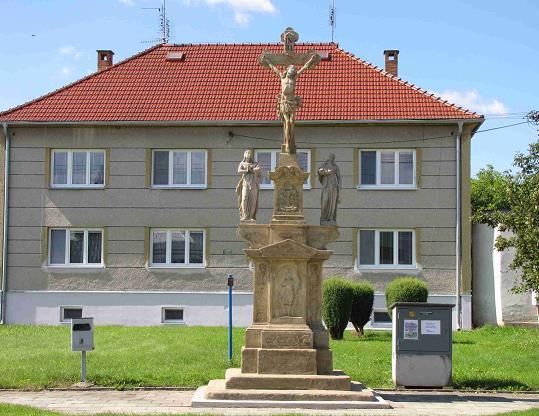 mil. Kč). Stavba zvyšuje bezpečnost chodců v úseku, v němž v minulosti došlo k autonehodě se smrtelnými následky. Rekonstrukcí prošlo i veřejné osvětlení v obci nákladem 0,5 mil.
