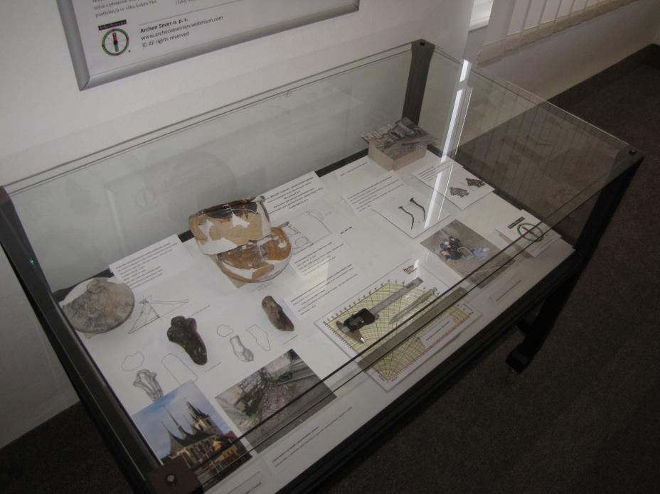 Mezinárodní den archeologie Dne 21. 10. 2017 jsme v rámci Mezinárodního dne archeologie měli možnost seznámit zájemce s výsledky práce naší společnosti. Ve spolupráci s Oblastním muzeem v Mostě, p. o.