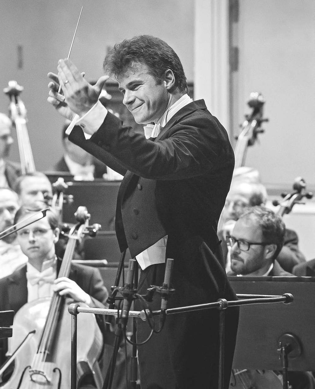 JAKUB HRŮŠA JAKUB HRŮŠA Hlavní hostující dirigent České filharmonie Jakub Hrůša je šéfdirigentem Bamberských symfoniků a hlavním hostujícím dirigentem londýnského Philharmonia Orchestra.
