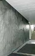 Ve spojení se světelnými efekty jeho beton brut vyzařují pevnost a jistou emocionální smyslnost (klášter La Tourette, Eveux, 1960).