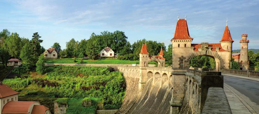 Přehrada Les Království Proti proudu řeky Labe, jen několik kilometrů od Dvora Králové nad Labem, se v podmanivé krajině tyčí přehrada Les Království, jedna z nejkrásnějších v Čechách.