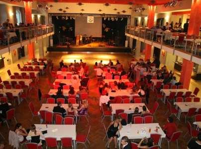 Škola uspořádala společenský večer v krásném prostředí Parkhotelu Plzeň, na kterém se sešli absolventi školy, současní žáci, rodiče, pracovníci školy a další zvaní hosté, kteří svojí účastí dodali