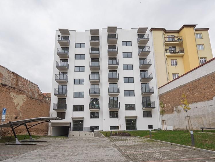 makléře.