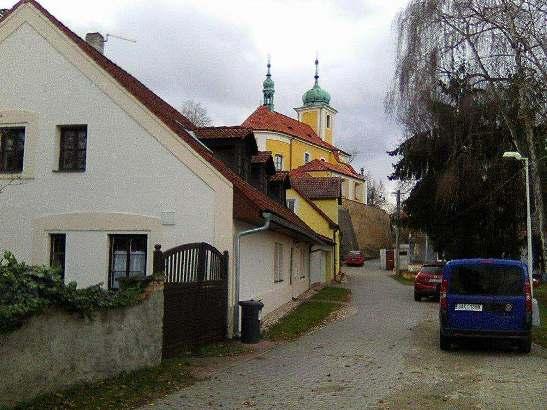 Domky ale i luxusní vily jsou téměř přilepeny na pískovcový masiv, některé do skal