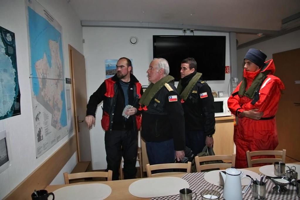 Foto_5: Chilský admirál Felipe García-Huidobro navštívil během vyloďovací operace stanici J. G. Mendela, aby osobně poznal její zázemí a podmínky, za kterých jsou realizovány české výzkumy v Antarktidě.