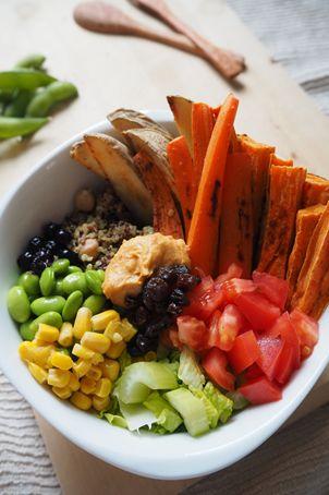 Budha bowl - brambory batáty mrkev quinoa s cizrnou salát řapíkatý celer kukuřice