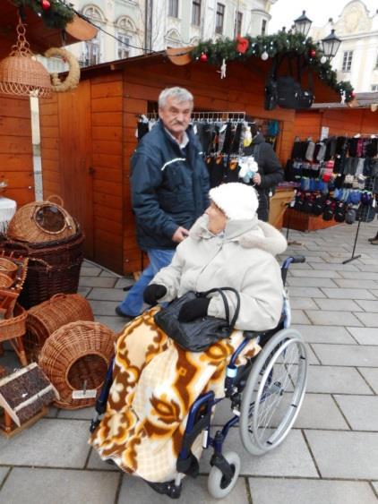 Náměstíčko je hojně zaplněno stánky se zajímavým zbožím. Vždy nás potěší i bohatá nabídka punčů a různých laskomin.