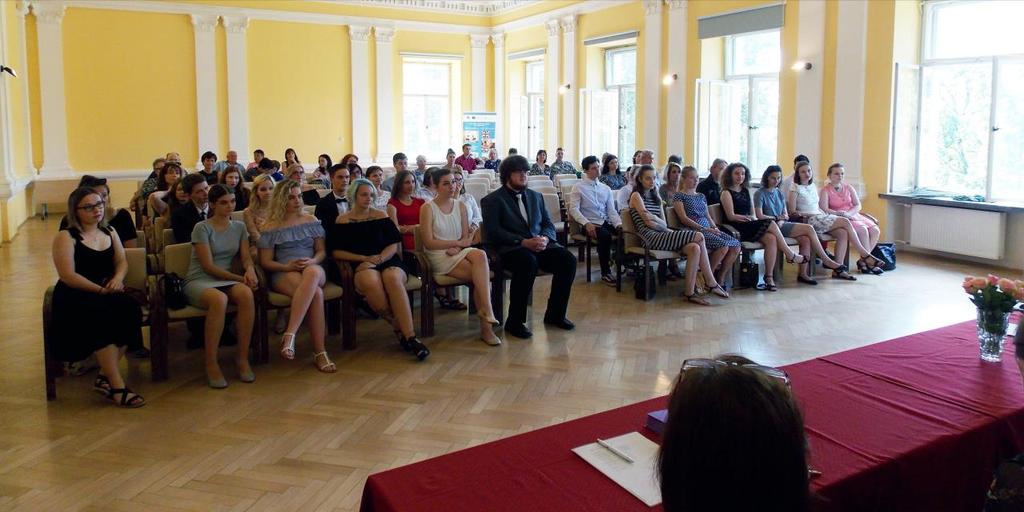 Novým absolventům byla slavnostně předána maturitní vysvědčení za účasti rodičů v aule školy.