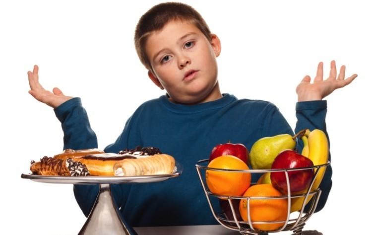 OBEZITA V DĚTSKÉM VĚKU Správně: PA + nejrůznější dietními režimy dobu efektivní redukce hmotnosti výrazně zkrátí U rostoucího organismu každá omezující dieta (zejména proteiny, voda, soli a