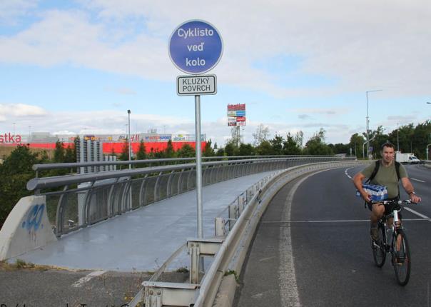 třídy (KSÚS SK), ani správce silnic I. třídy (ŘSD), povinnost řešit dopravní bezpečnost cyklistů na silnicích I., resp. II. a III. třídy, a to v hlavním ani přidruženém dopravním prostoru.