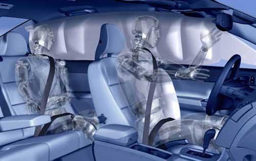 1.4.3 Hlavový airbag Firma BMW jej poprvé uvedla ve své nabídce v roce 1998. Funkcí je stejný jako čelní airbag, je však umístěn v horní hraně střechy a rozbaluje se směrem dolů.