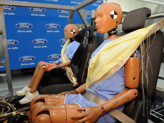 4 Předepínací bezpečnostní pásy Kaţdý automobil je dnes povinně vybaven bezpečnostními pásy.