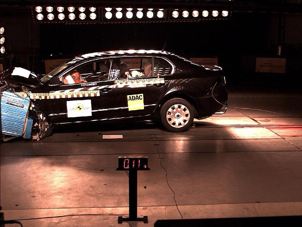 Obr. 11: Zkouška čelního nárazu vozidla Škoda Superb [9] 2.1.2 Boční náraz Boční náraz je druhým nejdůleţitějším testem Euro NCAP, který se provádí.