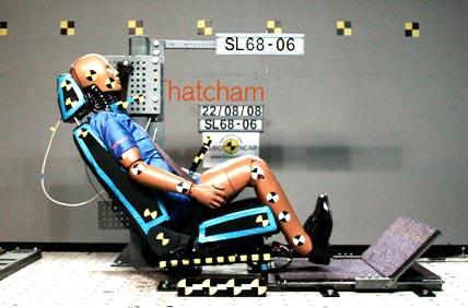 Ke zlepšení ochrany chodců přispívá několik moţných konstrukčních prvků. Mezi ně patří deformovatelné nárazníky, které se při kontaktu s nohou chodce lehce zdeformují.